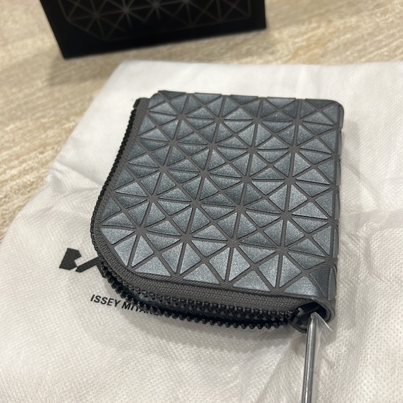 BaoBao Issey Miyake Gray Clam Men Wallet - Picture 8 of 10